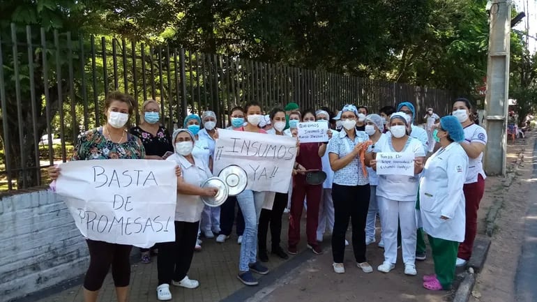 Personal de salud y familiares de pacientes del Ineram protestan frente a la institución para exigir la provisión de medicamentos imprescindibles para el tratamiento del COVID-19.
