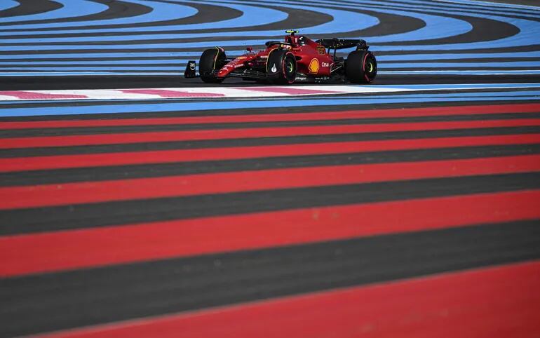 El Ferrari de Carlos Sainz durante el segundo ensayo libre del Gran Premio de Francia, la duodécima carrera de la temporada 2022 de la Fórmula 1.