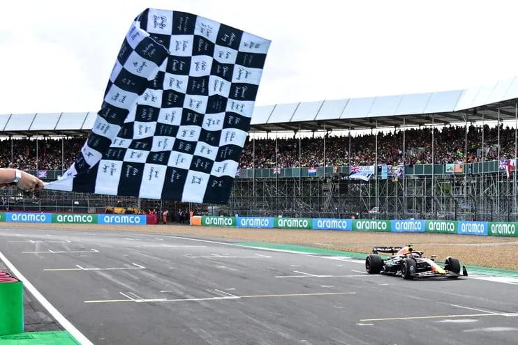 El Red Bull Racing del neerlandés Max Verstappen al cruzar la bandera a cuadros y ganar el Gran Premio de Gran Bretaña, en el circuito de Silverstone, en Silverstone, Inglaterra.