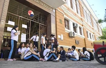 Estudiantes del colegio Asunción Escalada hicieron sentata desde esta mañana por falta de docentes y refacciones.