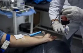 Una donante voluntaria en un banco de sangre privado en Caracas.