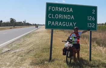 Pedaleando llegan a Paraguay desde Buenos Aires, Argentina.