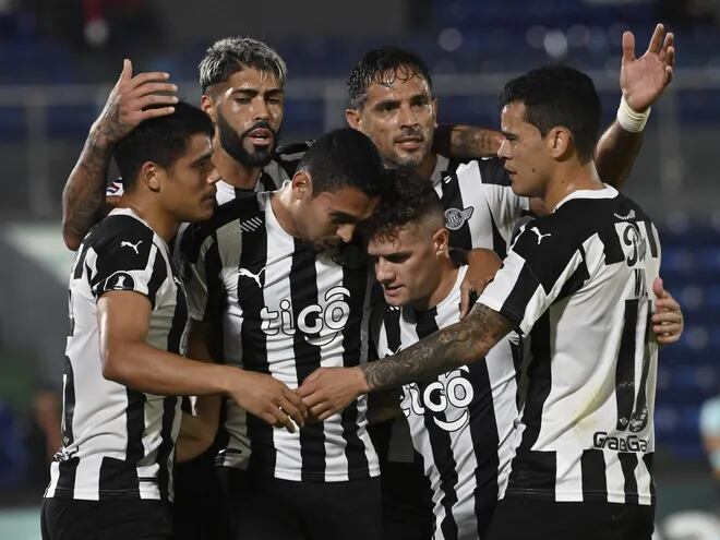 Los jugadores de Libertad festejan uno de los goles en la victoria 4-1 sobre The Strongest por la última fecha del Grupo B de la Copa Libertadores.