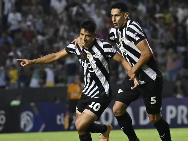 Lorenzo Melgarejo (i) y Diego Viera (d), futbolistas de Libertad, celebran un gol en el partido ante Sportivo Luqueño por la segunda fecha del torneo Apertura 2024 del fútbol paraguayo en el estadio La Huerta, en Asunción.