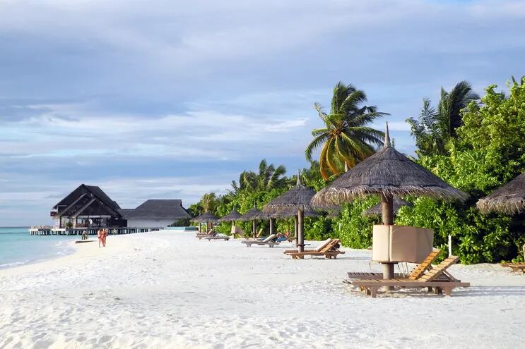 Playa, mar y palmeras, casi nada más: las islas Maldivas son un destino clásico de los mieleros.