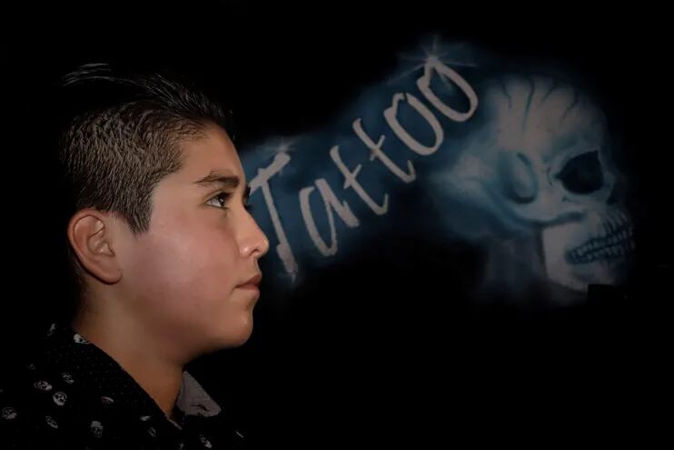 Brandon posa durante una entrevista con Efe en la Ciudad de Puebla (México). Brandon tiene tan solo 11 años y, siguiendo el oficio de su padre, se ha convertido a tan tierna edad en un tatuador en la ciudad mexicana de Puebla, plasmando su arte y creaciones en la piel de quienes se ponen bajo su aguja.