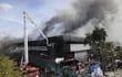 bomberos-luchan-por-sofocar-las-llamas-tras-declararse-un-incendio-en-un-mercado-popular-en-yakarta-indonesia--85345000000-1545086.JPG