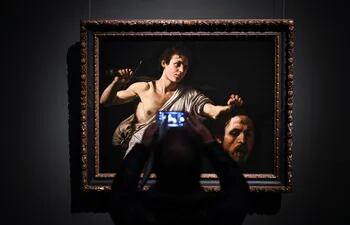 Un visitante fotografía el cuadro "David con la cabeza de Goliat", de Caravaggio.