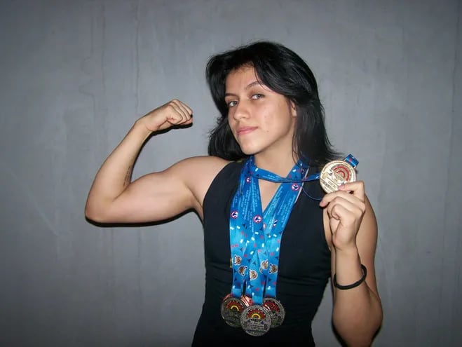 Violeta Fernández, joven atleta campeona sudamericana de levantamiento de pesas