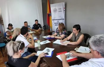La reunión entre representantes de varios sectores de la comunidad de Juan León Mallorquín y funcionarios del Ministerio del Interior se realizó en la Municipalidad.