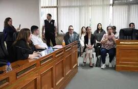 En la sesión de la Junta Municipal de Asunción, acudieron la directora municipal Ana Morel (disertando) y autoridades del MOPC y MUVH.