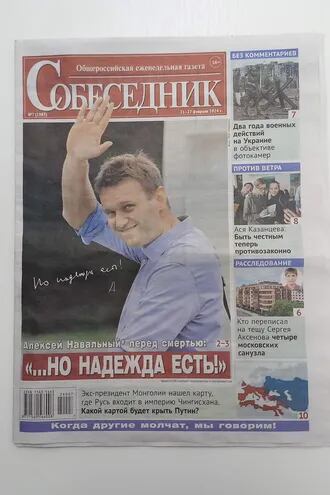 Fotografía tomada este miércoles en Moscú que muestra un ejemplar del periódico "Sobesednik", el primero que abre en portada con el líder opositor ruso Alexéi Navalni, quien murió el pasado viernes en prisión.