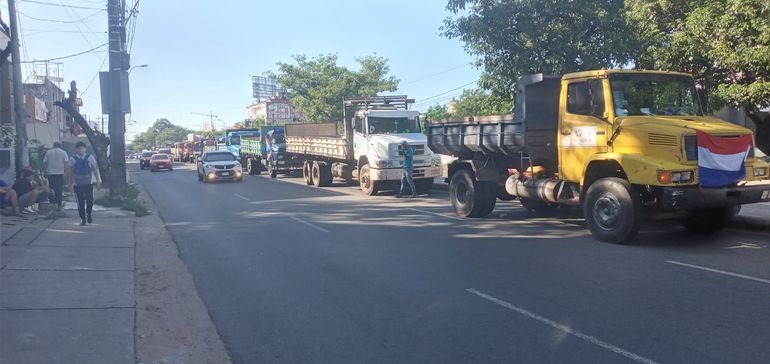 Camioneros ubicados en Eusebio Ayala, antes de iniciar el traslado hacia Calle Última.