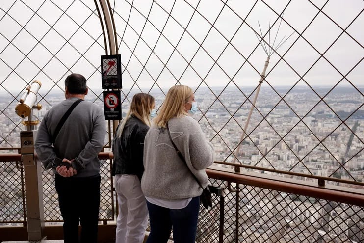 Los visitantes disfrutan de la vista en la Torre Eiffel en París, Francia, tras la reapertura.