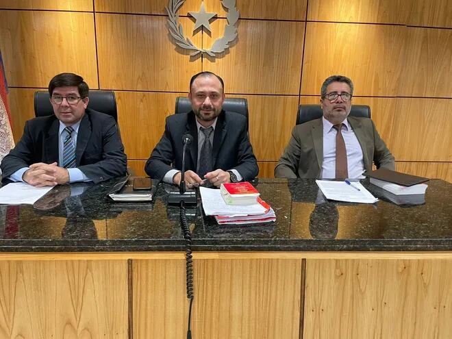 Los magistrados Carlos Vera Ruiz, Milciades Ovelar y Amílcar Marecos, conformaron el Tribunal de Sentencia.
