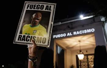 Manifestantes de movimientos sociales protestan en contra de los ataques racistas sufridos por el jugador brasileño del Real Madrid Vinicius Jr, ayer, frente al Consulado General de España en Sao Paulo (Brasil). EFE/ Isaac Fontana