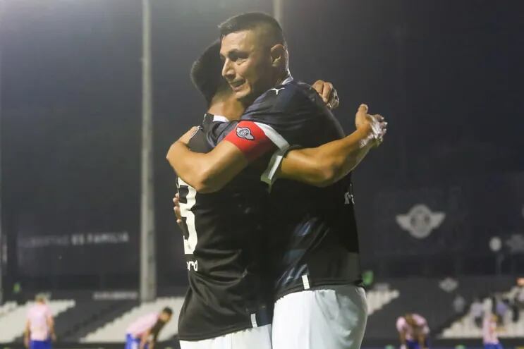 Óscar “Tacuara” Cardozo (39), el delantero y capitán de Libertad, celebra luego de convertir el gol de la victoria del Gumarelo contra San Lorenzo en Copa Paraguay.