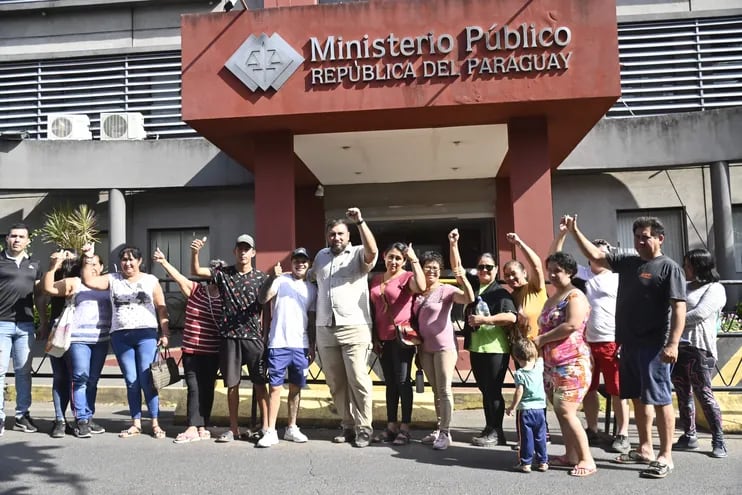 Los vecinos de Zeballos Cue exigieron la reposición en el cargo de la fiscalía local del fiscal Armando Cantero Fassino, denunciado por el Brasil por presuntamente haber recibido coimas de parte del criminal brasileño Minotauro.