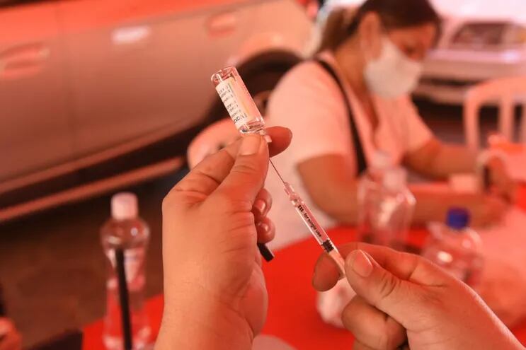 Una trabajadora de la salud prepara una dosis de la vacuna de AstraZeneca en la Secretaría Nacional de Deportes, este domingo.