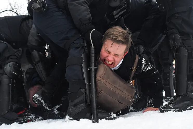 Policías reducen a un manifestante durante una protesta por el encarcelamiento del líder opositor ruso Alexei Navalni en San Petersburgo, este domingo.