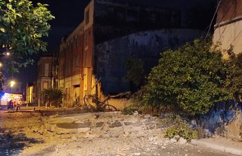 Una de las paredes laterales del deteriorado edificio de la ex Cervecería Paraguaya, en la zona del puerto de Asunción, cedió el jueves por la noche.