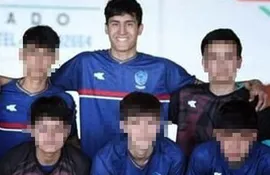 Rodrigo "Loli" Brítez (centro y arriba), junto a parte de la selección de fútbol de su colegio en Ypacaraí.