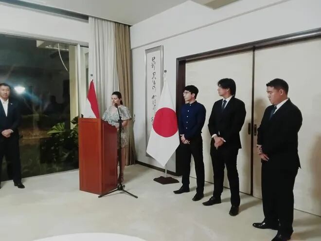 Los becarios 2024 de la Embajada de Japón, durante una reunión en la sede diplomática en Asunción.