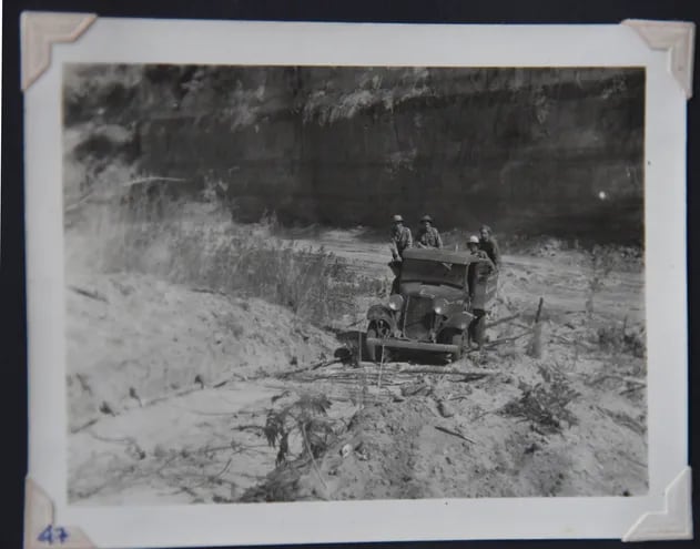 Camiones durante la Guerra del Chaco en la zona del Pilcomayo. Colección de Anibal Tata Ferreira.