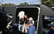 Policías detenidos por supuesta protección a narcos durante su llegada a la Fiscalía para la declaración indagatoria.