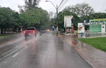 Desde tempranas horas de este miércoles se registra una intensa lluvia en la capital de Misiones.