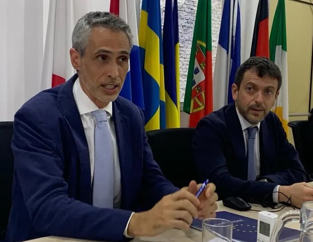 El jefe de cooperación de la UE en Paraguay Matteo Sirtori, con el representante de la Dirección de Medio Ambiente de Europa, Emanuele Pitto, este jueves en rueda de prensa.