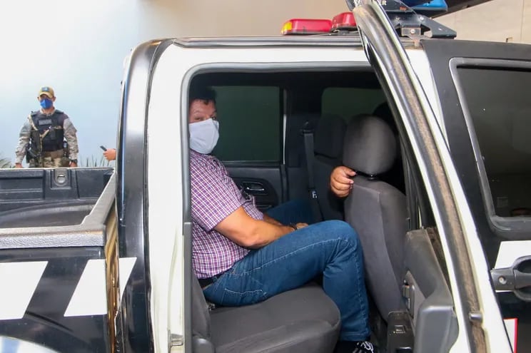 Alberto Koube Ayala, detenido y esposado, en una camioneta de la Senad.