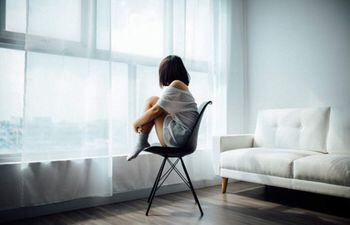 Para la psicóloga clínica María Stela Silva Invernizzi, dice que la soledad es el gran problema actual y es una paradoja que en la era de la comunicación nos hallemos en una encrucijada de la incomunicación.