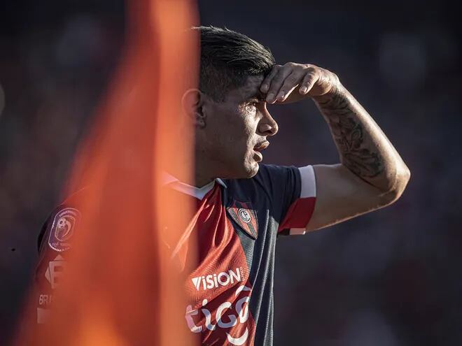 Claudio Aquino, antes de lanzar un tiro de esquina en la victoria de Cerro Porteño 1-0 sobre Olimpia en el torneo Clausura 2021.