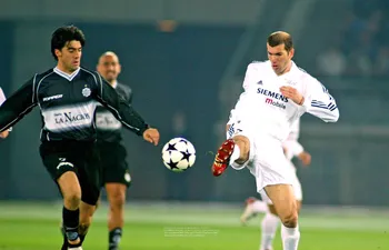 Julio César Cáceres, jugador de Olimpia, disputa el balón con Zinedine Zidane, del Real Madrid, en la final de la Copa Intercontinental 2002.