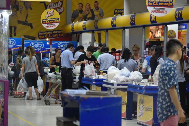 Muchas personas se aglomeraron ayer en supermercados. Desde Capasu piden calma y aseguran que no habrá desabastecimiento.