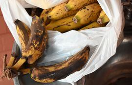 Bananas podridas que fueron entregadas con el kit del MEC hoy.