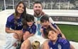 Festejo familiar. Leo Messi rodeado de su esposa Antonela Roccuzzo y sus hijos: Thiago, Mateo y Ciro, tras la consagración del seleccionado argentino como campéon de la Copa del Mundo Qatar 2022.