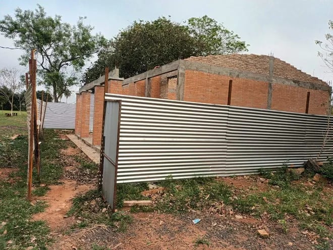 Esta obra de la escuela básica Nº 6.614 María Auxiliadora de Choré, quedó a la altura del techo abandonada desde junio de este año