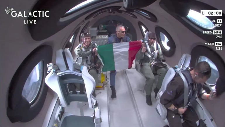 Fotografía cedida por la compañía de Virgin Galactic en la que se observa la bandera de Italia desplegada en el espacio como señal del éxito del vuelo espacial comercial.  (AFP)