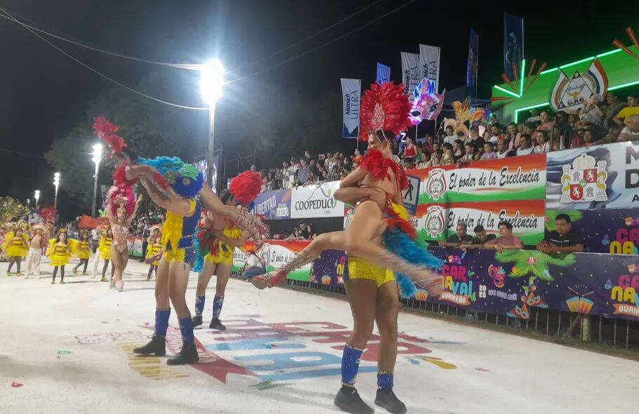 Una verdadera fiesta es lo que se vivió en el último día de los corsos del Carnaval Guaireño, en la ciudad de Villarrica. Más de seis mil personas disfrutaron de la presentación de unas 20 comparsas y organizaciones.
