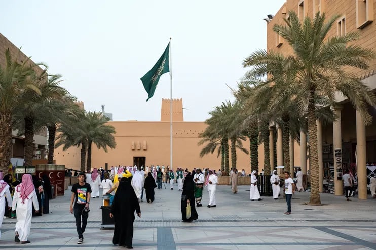 Gente caminando en una plaza de Arabia Saudita.