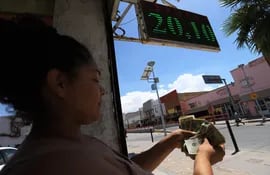 Una persona cuenta dólares a su salida de una casa de cambio el 30 de julio de 2022, en Ciudad Juárez, estado de Chihuahua (México).