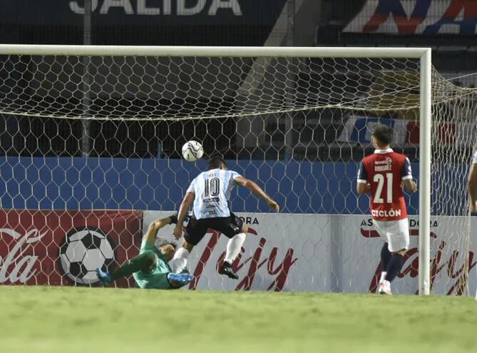 Momento en que llega el empate de Guaireña tras el cabezazo de Carlos Duarte