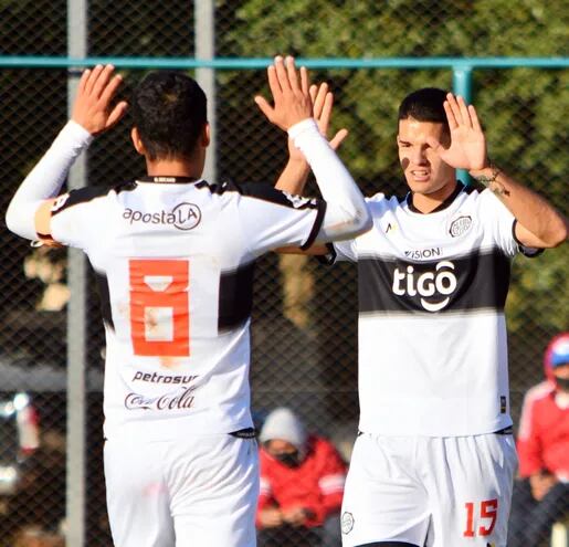 El Willy Mendieta (8) marcó el primer gol y acá va a celebrar con Gustavo Peralta. (@APF).