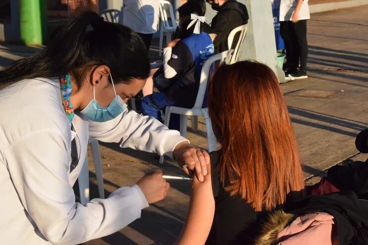 El programa de vacunación anticovid en los barrios sigue mañana, miércoles, con operativos en los barrios Chaipe y San Pedro, en forma simultánea.