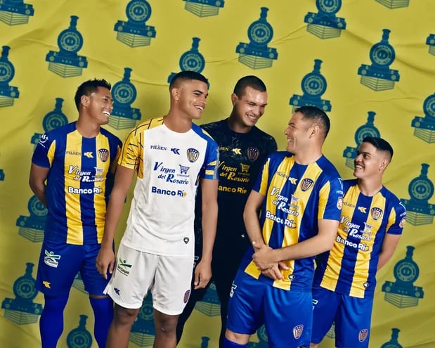Integrantes del plantel del Sportivo Luqueño, posan con la nueva camiseta auriazul.