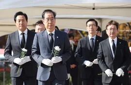 El primer ministro de Corea del Sur, Han Duck-soo (2do. de la izq.) y el alcalde de Seúl, Oh Se-hoon (izq.L) rinden tributo a las víctimas de la estampida mortal ocurrida en una fiesta de Halloween en la capital coreana. (EFE/EPA)