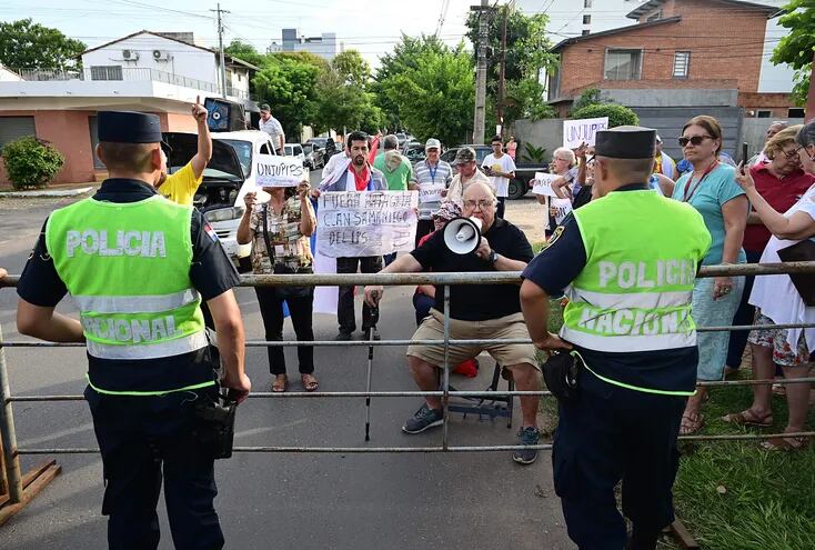 En febrero último, los asegurados y jubilados del IPS se manifestaron frente a la casa de Vicente Bataglia.
