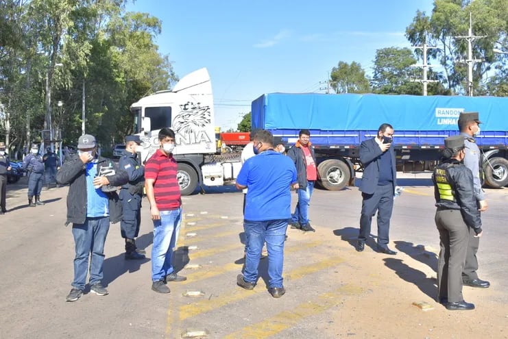 Los camioneros cierra un tramo de la ruta PY08 en Villarrica.